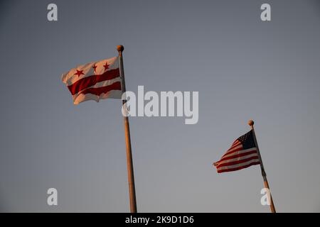 Washington, USA. 27. Oktober 2022. Eine allgemeine Ansicht der Flagge des Distrikts von Columbia und der amerikanischen Flagge, die am Donnerstag im Morgengrauen auf dem Freedom Plaza in Washington, DC, 27. Oktober 2022. (Graeme Sloan/Sipa USA) Quelle: SIPA USA/Alamy Live News Stockfoto