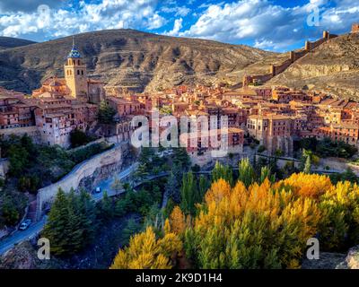 Blick auf Albarracin bei Sonnenuntergang mit seinen Mauern und der Kathedrale im Vordergrund. Stockfoto