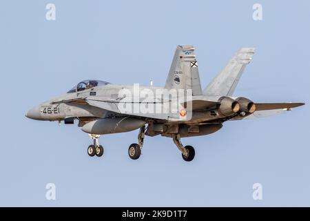 Eine F-18 Hornet von Ala 46 kommt nach einer Mission während der SIRIO 22 Übung nach Hause. Stockfoto