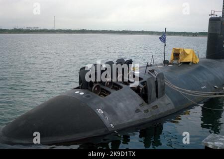 Das nuklearbetriebene Angriffsunterseeboot USS Santa Fe (SSN-763) mit Türen des vertikalen Mark 36-Abschusssystems (VLS) für die Tomahawk-Raketen in offener Position. Stockfoto