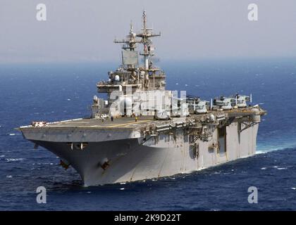 U.S. Marine Corps MV-22 Ospreys, zugewiesen an Marine Medium Tiltrotor Squadron (VMM) 263, Marine Aircraft Group 29, bereiten sich auf den Flug auf dem Deck des multifunktionalen amphibischen Sturmschiffs USS Wasp (LHD 1) vor. US-Marine Stockfoto