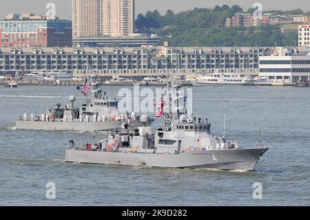 Die Küstenpatrouille der Cyclone-Klasse Schiffe USS Tempest (PC 2), Left und USS Monsoon (PC 4) U.S. Navy Stockfoto