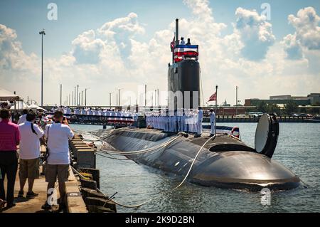 Zeremonie zur Inbetriebnahme des Angriffs-U-Bootes USS John Warner (SSN 785) der Virginia-Klasse auf der Naval Station Norfolk. US-Marine Stockfoto