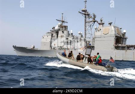 Mitglieder des Vessel Board Search and Krampfanfälle-Teams (VBSS) kehren in einem Rigid Hull Inflatable Boat (RHIB) zum Lenkrakenkreuzer USS Leyte Gulf (CG 55) zurück, nachdem sie im Golf von Oman mehrere Fangdaus durchsucht haben. Stockfoto