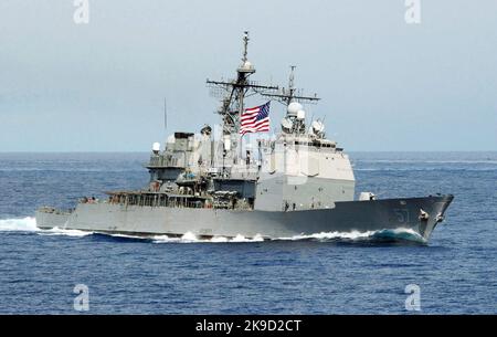 Der US Navy (USN) Ticonderoga Class Guided Missile Cruiser (Aegis) USS Lake Champlain (CG-57), ein Lenkrakenkreuzer der Ticonderoga-Klasse (CG 57) der US Navy Stockfoto
