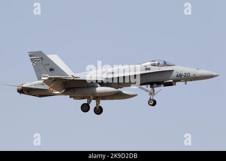 Eine F-18 Hornet von Ala 46 kommt nach einer Mission während der SIRIO 22 Übung nach Hause. Stockfoto
