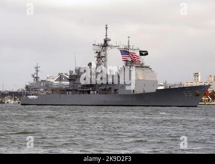 Die US Navy der Ticonderoga-Klasse mit Lenkraketen, USS Cowpens (CG 63) Stockfoto