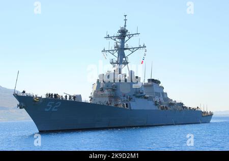 Der Lenkraketen-Zerstörer USS Barry (DDG 52) kommt in Souda Bay an. Barry wird in den Verantwortungsbereich der US-Flotte für 6. eingesetzt, um die Maßnahmen zur Sicherheit im Seeverkehr und zur Zusammenarbeit bei der Theatersicherheit zu unterstützen. (USA Navy Foto von Sonar Technician 3. Class Christopher Brewer/veröffentlicht) Stockfoto