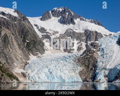 Kajakfahren vor dem Northwestern Glacier, Kenai Fjords National Park, in der Nähe von Seward, Alaska Stockfoto