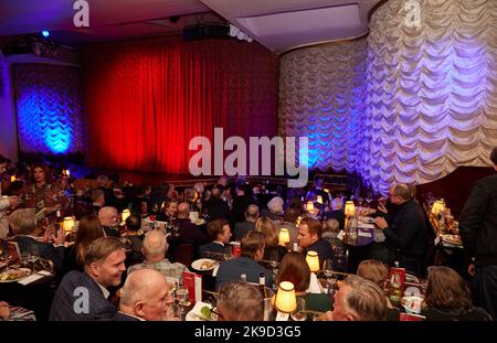 Hamburg, Deutschland. 27. Oktober 2022. Gäste sitzen vor Beginn der Gala-Premiere anlässlich der neuen Varieté-Saison im Hansa-Theater. Quelle: Georg Wendt/dpa/Alamy Live News Stockfoto