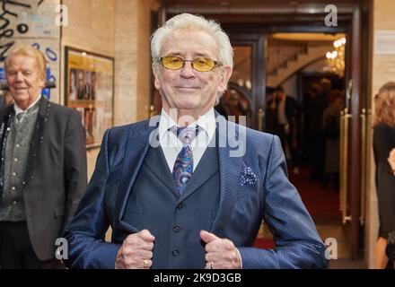 Hamburg, Deutschland. 27. Oktober 2022. Tony Christie, englischer Musiker, Sänger und Schauspieler, kommt zur Gala-Premiere anlässlich der neuen Saison des Varietés im Hansa Theater. Quelle: Georg Wendt/dpa/Alamy Live News Stockfoto