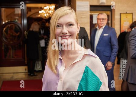 Hamburg, Deutschland. 27. Oktober 2022. Johanna Christine Gehlen, Schauspielerin, kommt zur Gala-Premiere anlässlich der neuen Saison von Vaudeville im Hansa Theater. Quelle: Georg Wendt/dpa/Alamy Live News Stockfoto