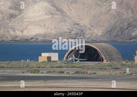 Eine spanische Luftwaffe F-18 Hornet parkte nach einem anstrengenden Tag während der SIRIO 22-Übung bei ihrem Tierheim. Stockfoto