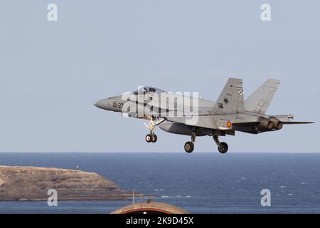 Die Hornets der spanischen Luftwaffe landen während der SIRIO 22-Übung auf dem Luftwaffenstützpunkt Gando. Stockfoto