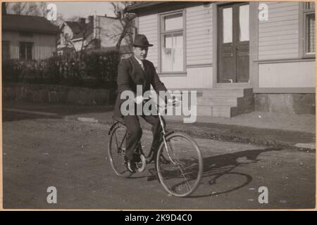 Fotografie aus „ein Bericht über die Herstellung in der Prothesenwerkstatt der Staatsbahn in Nässjö“, 1932. Mann mit Doppelbeinprothesen per Fahrrad. Stockfoto