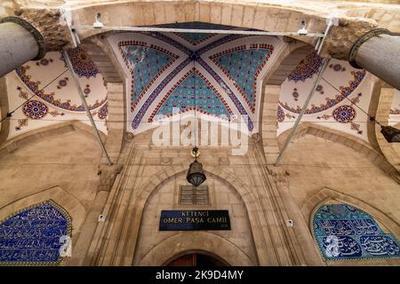 Antalya, Türkei - 07 22 2021: Blick von der Omer Pascha Moschee im Stadtteil Elmalı von Antalya. Stockfoto