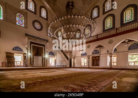 Antalya, Türkei - 07 22 2021: Blick von der Omer Pascha Moschee im Stadtteil Elmalı von Antalya. Stockfoto