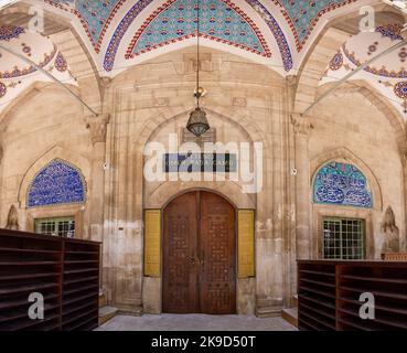 Antalya, Türkei - 07 22 2021: Blick von der Omer Pascha Moschee im Stadtteil Elmalı von Antalya. Stockfoto