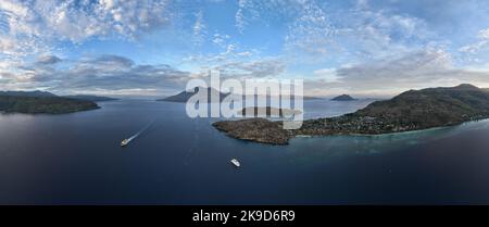 Sonnenaufgang beleuchtet Alor und Vulkane in der Pantar-Straße, Indonesien. Diese wunderschöne Region ist für ihre hohe marine Artenvielfalt bekannt. Stockfoto