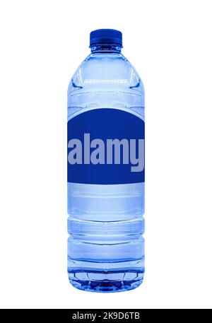 Reines stilles Wasser in blauer Plastikflasche mit leerem Etikett, isoliert Stockfoto