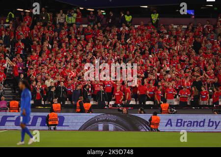 London Stadium, London, Großbritannien. 27. Oktober 2022. Europa Conference League Football West Ham gegen Silkeborg IF: Die Silkeborg-Fans singen Credit: Action Plus Sports/Alamy Live News Stockfoto