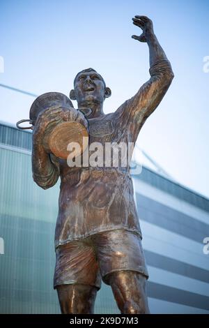 Ein Blick auf die Fred Keenor Statue vor dem Cardiff City Stadium am 27.. Oktober 2022. Kredit: Lewis Mitchell Stockfoto