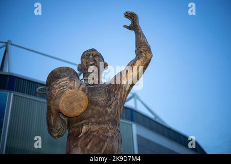 Ein Blick auf die Fred Keenor Statue vor dem Cardiff City Stadium am 27.. Oktober 2022. Kredit: Lewis Mitchell Stockfoto