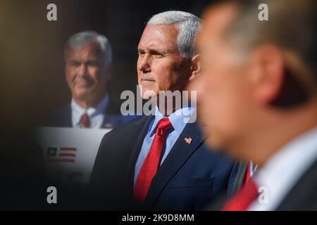 Plains, Usa. 27. Oktober 2022. Der ehemalige Vizepräsident Mike Pence spricht bei einer Spendenaktion der Republikaner. Der ehemalige Vizepräsident Mike Pence nahm an einer Spendenaktion in Plains, Pennsylvania, zur Unterstützung von Jim Bognet und Dan Meuser Teil. Nach dem Wahlkampfessen sprach er für kurze Zeit mit Medienvertretern. (Foto von Aimee Dilger/SOPA Images/Sipa USA) Quelle: SIPA USA/Alamy Live News Stockfoto