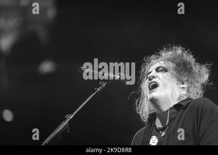 Robert Smith, Frontmann der englischen Rockband The Cure tritt während eines Konzerts in der Arena Zagreb am 27. Oktober 2022 in Zagreb, Kroatien, auf. Foto: Luka Stanzl/PIXSELL Credit: Pixsell Foto- und Videoagentur/Alamy Live News Stockfoto