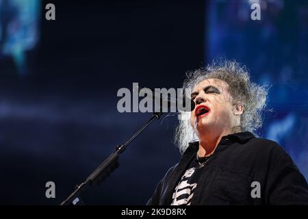 Robert Smith, Frontmann der englischen Rockband The Cure tritt während eines Konzerts in der Arena Zagreb am 27. Oktober 2022 in Zagreb, Kroatien, auf. Foto: Luka Stanzl/PIXSELL Credit: Pixsell Foto- und Videoagentur/Alamy Live News Stockfoto