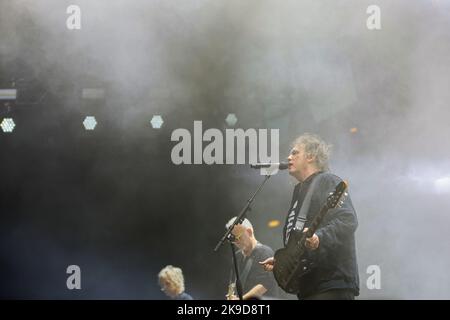 Robert Smith, Frontmann der englischen Rockband The Cure tritt während eines Konzerts in der Arena Zagreb am 27. Oktober 2022 in Zagreb, Kroatien, auf. Foto: Luka Stanzl/PIXSELL Credit: Pixsell Foto- und Videoagentur/Alamy Live News Stockfoto