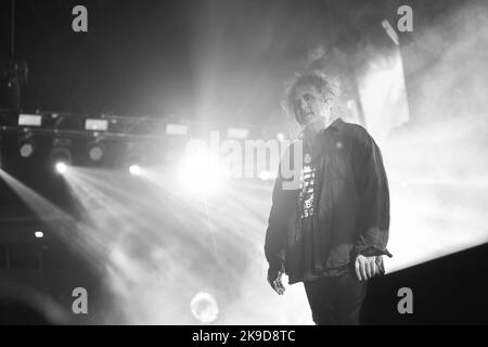 Robert Smith, Frontmann der englischen Rockband The Cure tritt während eines Konzerts in der Arena Zagreb am 27. Oktober 2022 in Zagreb, Kroatien, auf. Foto: Luka Stanzl/PIXSELL Credit: Pixsell Foto- und Videoagentur/Alamy Live News Stockfoto