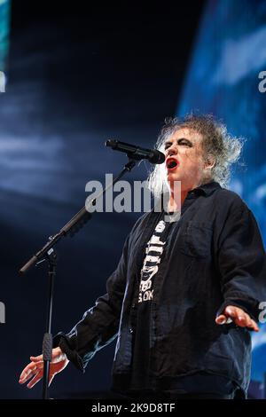 Robert Smith, Frontmann der englischen Rockband The Cure tritt während eines Konzerts in der Arena Zagreb am 27. Oktober 2022 in Zagreb, Kroatien, auf. Foto: Luka Stanzl/PIXSELL Credit: Pixsell Foto- und Videoagentur/Alamy Live News Stockfoto