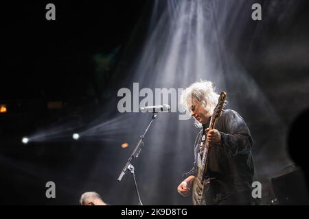 Robert Smith, Frontmann der englischen Rockband The Cure tritt während eines Konzerts in der Arena Zagreb am 27. Oktober 2022 in Zagreb, Kroatien, auf. Foto: Luka Stanzl/PIXSELL Credit: Pixsell Foto- und Videoagentur/Alamy Live News Stockfoto