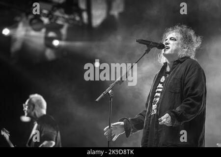 Robert Smith, Frontmann der englischen Rockband The Cure tritt während eines Konzerts in der Arena Zagreb am 27. Oktober 2022 in Zagreb, Kroatien, auf. Foto: Luka Stanzl/PIXSELL Credit: Pixsell Foto- und Videoagentur/Alamy Live News Stockfoto