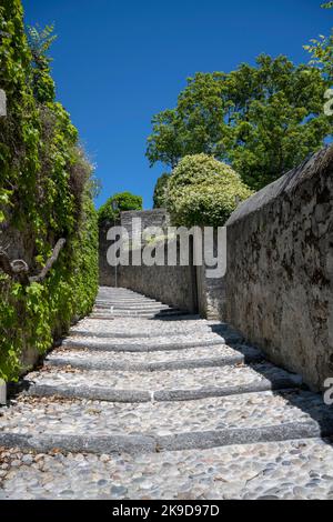 Gepflasterter Weg in der Seestadt Bellagio, Comer See, Lombardei, Italien Stockfoto