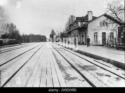 Der Bahnhof wurde 1867 eröffnet. Der Name war früher Åmot. Zweistöckiges Bahnhofsgebäude aus Ziegelstein.1917 der Name wurde in Åmotfors geändert. Das Bahnhofshaus wurde 1944 modernisiert. Mechanische Ganganhebung. Stockfoto