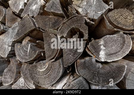 Brennholz-Hintergrund - Scheitholz auf einen Stapel Stockfoto