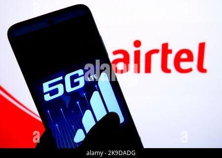 Indien. 27. Oktober 2022. In dieser Abbildung wird ein 5G-Logo auf einem Smartphone mit einem Airtel-Logo im Hintergrund angezeigt. (Foto: Avishek das/SOPA Images/Sipa USA) Quelle: SIPA USA/Alamy Live News Stockfoto