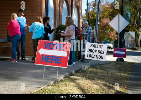 Kanton, Georgia, USA. 27. Oktober 2022. Frühe Wähler suchen außerhalb des Wahllokals in Kanton, Georgien, einer kleinen Stadt im Norden Georgiens, wo die georgischen Wähler in der zweiten Woche nach der vorzeitigen Abstimmung weiterhin Rekordbeteiligung erreichten. Georgien liegt mit 1.017.732 Wählern, die während der frühen Abstimmung ihre Stimme abgegeben haben, weit über der Million, wobei am Dienstag 124.508 aufkommen. Georgien hat seit dem ersten Tag der frühen Abstimmung in diesem Jahr eine Rekordbeteiligung an der vorzeitigen Abstimmung verzeichnet und ist nach den Aufzeichnungen des Außenministers auf fast das Doppelte am ersten Tag der frühen Abstimmung im Jahr 2018 gestiegen. (Bild: © Rob Cre Stockfoto