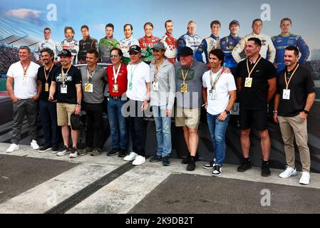 Mexiko-Stadt, Mexiko. 27. Oktober 2022. Ehemalige Fahrer der IndyCar Cart-Ära, die F1 am Freightliner Legends Cup (L bis R) teilnahmen: Mark Blundell (GBR); Roberto Gonzalez (MEX); Alex Tagliani (ITA); Mario Dominguez (MEX); Adrian Fernandez (MEX); Michel Jourdain Jr (MEX); Paul Tracy (CDN); Bruno Junqueira (BRA); Luis Diaz (MEX); Max Papis (ITA); Casey Mears (USA). 27.10.2022. Großer Preis von Mexiko, Donnerstag, 27.. Oktober 2022. Mexiko-Stadt, Mexiko. Quelle: James Moy/Alamy Live News Stockfoto