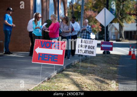 Kanton, Georgia, USA. 27. Oktober 2022. Frühe Wähler suchen außerhalb des Wahllokals in Kanton, Georgien, einer kleinen Stadt im Norden Georgiens, wo die georgischen Wähler in der zweiten Woche nach der vorzeitigen Abstimmung weiterhin Rekordbeteiligung erreichten. Georgien liegt mit 1.017.732 Wählern, die während der frühen Abstimmung ihre Stimme abgegeben haben, weit über der Million, wobei am Dienstag 124.508 aufkommen. Georgien hat seit dem ersten Tag der frühen Abstimmung in diesem Jahr eine Rekordbeteiligung an der vorzeitigen Abstimmung verzeichnet und ist nach den Aufzeichnungen des Außenministers auf fast das Doppelte am ersten Tag der frühen Abstimmung im Jahr 2018 gestiegen. (Bild: © Rob Cre Stockfoto