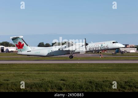 Kanada, Kanada. 23.. Mai 2022. Ein Air Canada Express (Jazz Aviation) Bombardier Dash 8-400, der vom internationalen Flughafen Montreal Pierre Elliott Trudeau abfliegt. Air Canada Express ist ein Markenname für regionale Zubringerflüge für Air Canada, die an andere Fluggesellschaften vergeben werden. Seit März 2021 ist Jazz Aviation der alleinige Betreiber von Air Canada Express. (Foto: Fabrizio Gandolfo/SOPA Images/Sipa USA) Quelle: SIPA USA/Alamy Live News Stockfoto