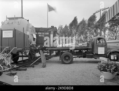 St. Eriksmässan 1954. Werbung von Tür zu Tür mit SJ. Verladung von Containern vom Güterwagen zum LKW. Stockfoto