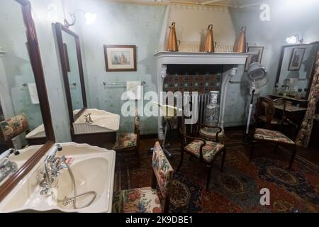 Ansicht des restaurierten Badezimmers in Castle de Haar, Niederlande Stockfoto