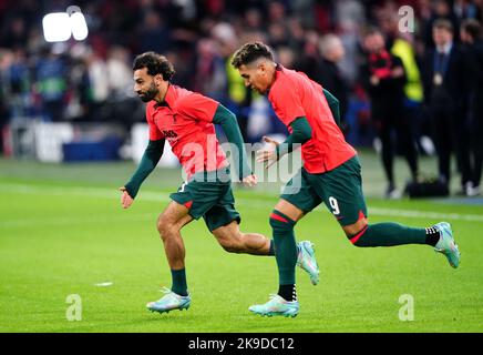 Mohamed Salah aus Liverpool (links) erwärmt sich auf dem Spielfeld vor dem Spiel der UEFA Champions League-Gruppe A in der Johan Cruyff Arena in Amsterdam, Niederlande. Bilddatum: Mittwoch, 26. Oktober 2022. Stockfoto