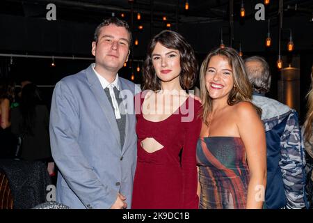 Michael Boland, Katie Boland und Paula Brancati besuchen die Premiere von „We’re All in This Together“ im AMC Theatre in Toronto. „We're All in This Together“ ist ein kanadischer Comedy-Drama-Film unter der Regie von Katie Boland. Es ist nach dem Roman von Amy Jones adaptiert. Stockfoto