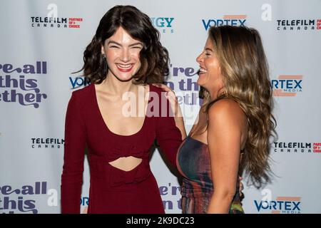 Katie Boland und Paula Brancati besuchen die Premiere von „We’re All in This Together“ im AMC Theatre in Toronto. „We're All in This Together“ ist ein kanadischer Comedy-Drama-Film unter der Regie von Katie Boland. Es ist nach dem Roman von Amy Jones adaptiert. Stockfoto