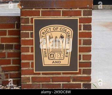 Washington, DC - 8. September 2022: Schild mit Logo für das Feuerwehr- und Rettungswesen des Distrikts Columbia Stockfoto