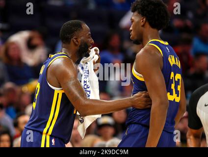 San Francisco, Usa. 23. Oktober 2022. Draymond Green (23) von Golden State Warriors spricht mit James Wiseman (33) von Golden State Warriors während ihres Spiels gegen die Sacramento Kings im dritten Viertel im Chase Center in San Francisco, Kalifornien, am Sonntag, den 23. Oktober 2022. (Foto von Nhat V. Meyer/The Mercury News/TNS/Sipa USA) Quelle: SIPA USA/Alamy Live News Stockfoto